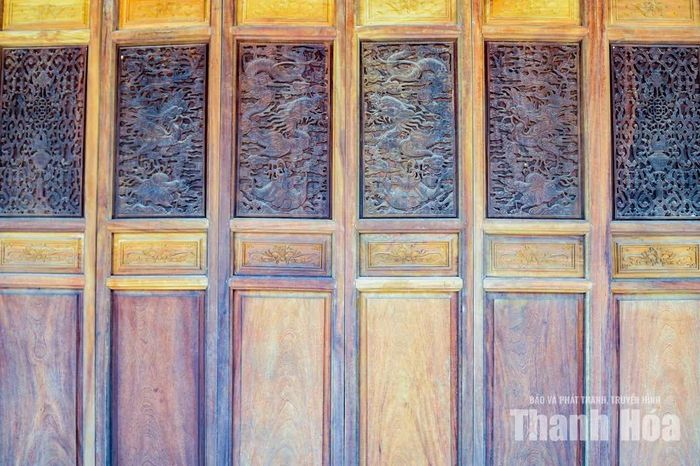 Các công trình được phục dựng, tôn tạo theo hình thức kiến trúc truyền thống, tạo nên một không gian vừa trang nghiêm, vừa hài hòa với cảnh quan của khu căn cứ.