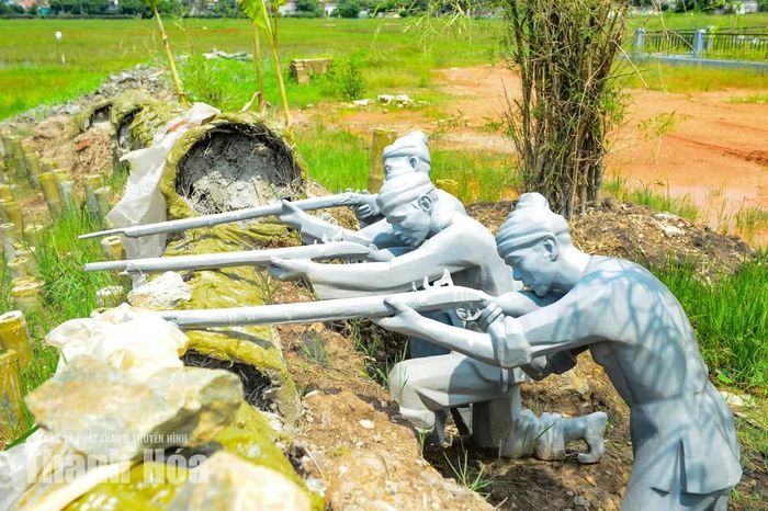 Cùng với các công trình kiến trúc, hệ thống hào lũy, chông tre, rọ tre - những yếu tố gắn với căn cứ của nghĩa quân, cũng được phục dựng trong khu di tích.