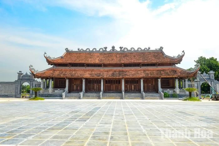 Nổi bật trong quần thể là Nhà tiền bái có quy mô 7 gian thông, với hành lang 3 bên và 6 hàng cột.