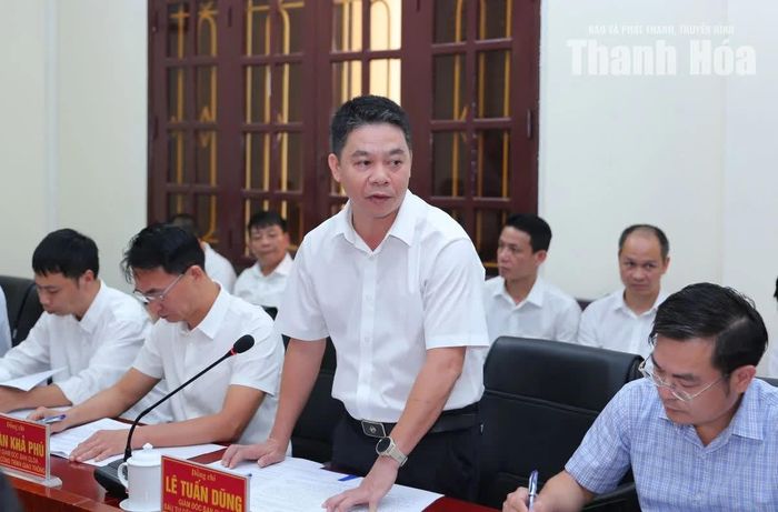 Giám đốc Ban Quản lý dự án đầu tư công trình giao thông Thanh Hóa Lê Tuấn Dũng báo cáo tình hình hoạt động của Ban tại buổi làm việc.