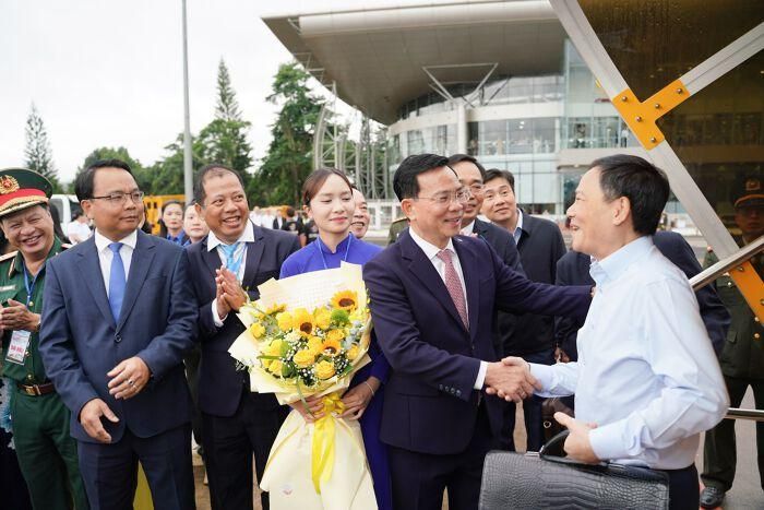 Ông Hồ Văn Mười - Chủ tịch UBND tỉnh bắt tay, tặng hoa chúc mừng các hành khách trong chuyến bay đầu tiên mang số hiệu VN1380 của Vietnam Airlines khai thác từ TP.HCM đến Đà Lạt, hạ cánh lúc 7h5.