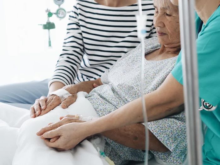 Người cao tuổi thể trạng vốn đã yếu, dễ xảy ra phản ứng với thuốc hoặc dịch truyền. Ảnh: Always Compassionate Health