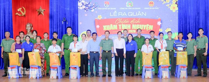Nhiều hoạt động ý nghĩa đến với người dân các xã vùng biên của Công an tỉnh An Giang. Ảnh: NGUYỄN HƯNG