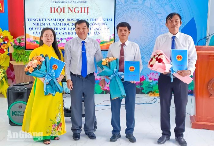 Bí thư Đảng ủy, Chủ tịch HĐND xã Vĩnh Gia Nguyễn Văn Bé Tám trao quyết định thành lập trường.