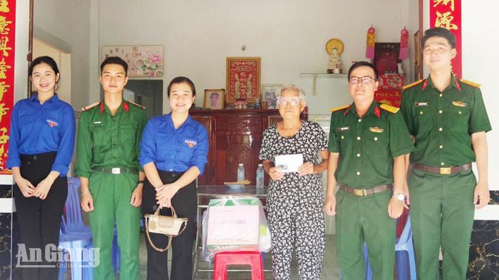 Ban Chỉ đạo Chiến dịch thanh niên tình nguyện hè phường Tô Châu tặng quà gia đình chính sách trên địa bàn phường.