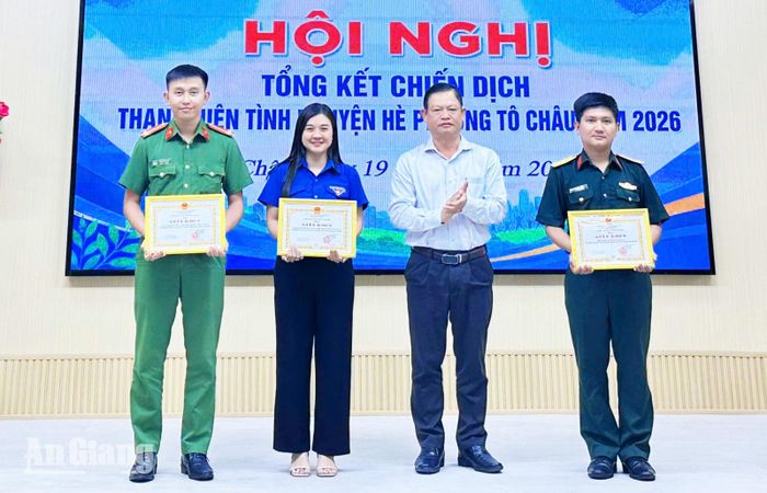 Bí thư Đảng ủy phường Tô Châu Lưu Thanh Bình tặng giấy khen của UBND phường cho các tập thể, cá nhân.