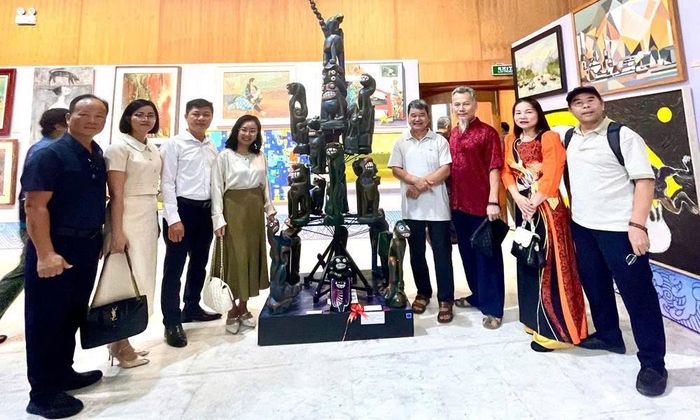  Các đại biểu, nghệ sĩ bên tác phẩm “Thế giới lưỡng cư” của họa sĩ Vũ Công Trí (thứ tư từ trái qua) - Tác phẩm được trao giải B. 