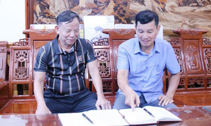 Đồng chí Lê Thanh Hải (bên phải) trao đổi với đảng viên.