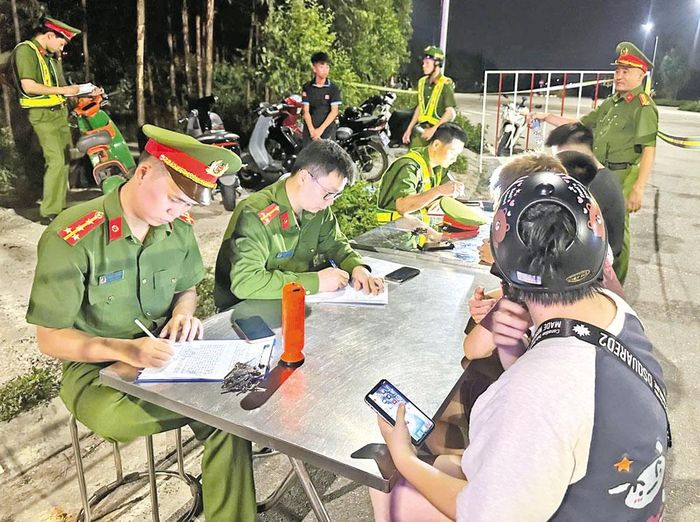 Công an phường Đa Mai lập chốt xử lý thanh, thiếu niên vi phạm về an toàn giao thông tại khu vực cầu Á Lữ.