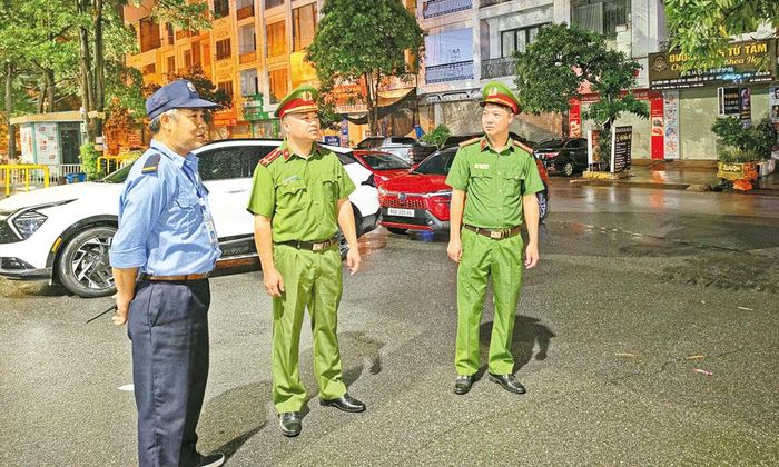 Cán bộ Phòng Cảnh sát điều tra tội phạm về trật tự xã hội, Công an tỉnh làm nhiệm vụ phòng ngừa tội phạm trộm cắp tài sản ở khu chung cư phường Võ Cường.
