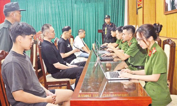 Cán bộ Văn phòng Cơ quan Cảnh sát điều tra, Công an tỉnh lấy lời khai của nhóm tội phạm truy nã quốc tế.