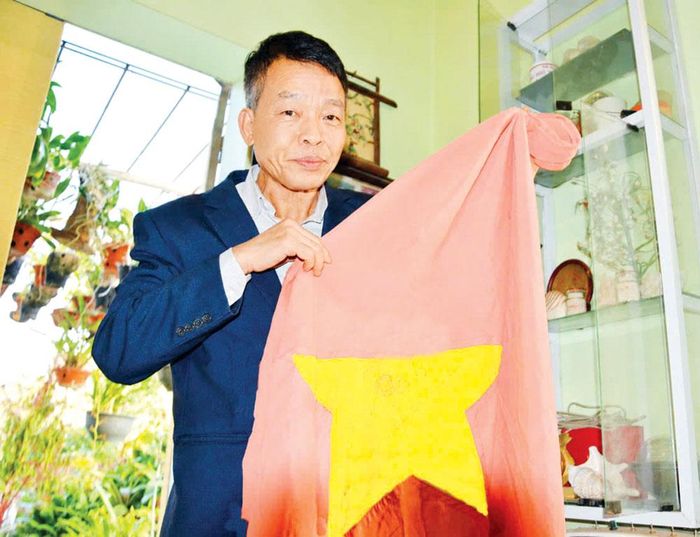 Cựu chiến binh Nguyễn Đức Cung với kỷ vật Trường Sa.