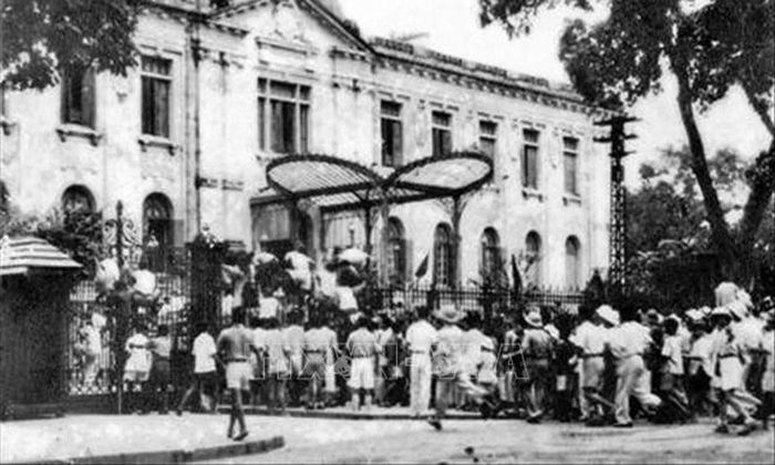 Ngày 19/8/1945, sau cuộc mít tinh tại Quảng trường Nhà hát lớn, tự vệ và quần chúng nhân dân Thủ đô đã đánh chiếm Phủ Khâm Sai (Bắc Bộ phủ), cơ quan đầu não của chính quyền tay sai Pháp ở Bắc Bộ. Ảnh tư liệu: TTXVN.