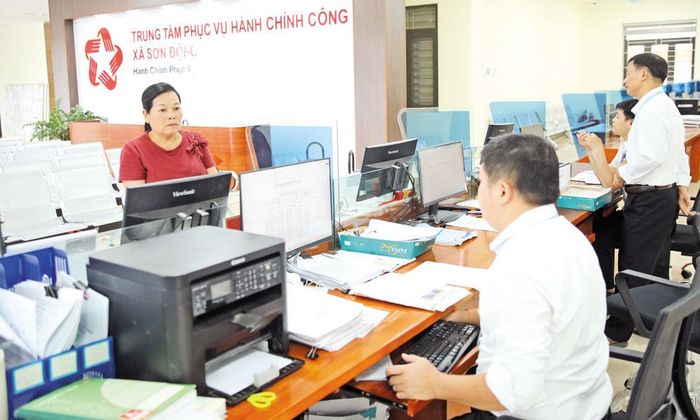 Cán bộ Trung tâm Phục vụ hành chính công xã Sơn Động giải quyết thủ tục hành chính cho người dân.