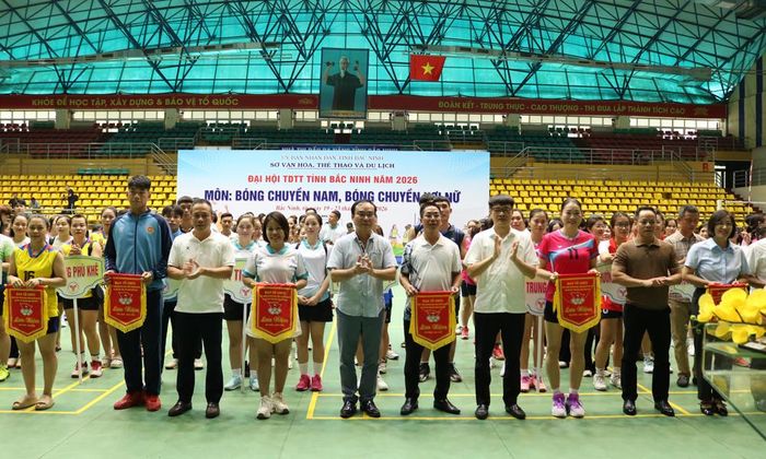 Ban Tổ chức trao Cờ lưu niệm cho các đội tham dự.