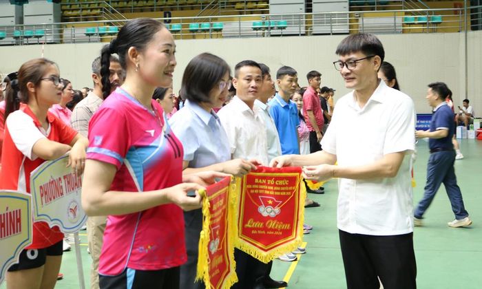 Đồng chí Nguyễn Văn Ảnh, Phó Giám đốc Sở Văn hóa, Thể thao và Du lịch trao Cờ lưu niệm cho các đơn vị tham dự giải.