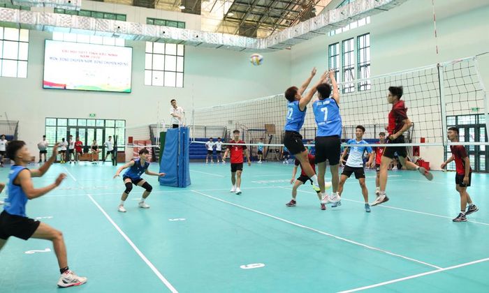 Trận thi đấu giữa đội bóng chuyền nam phường Trạm Lộ và phường Nhân Hòa.