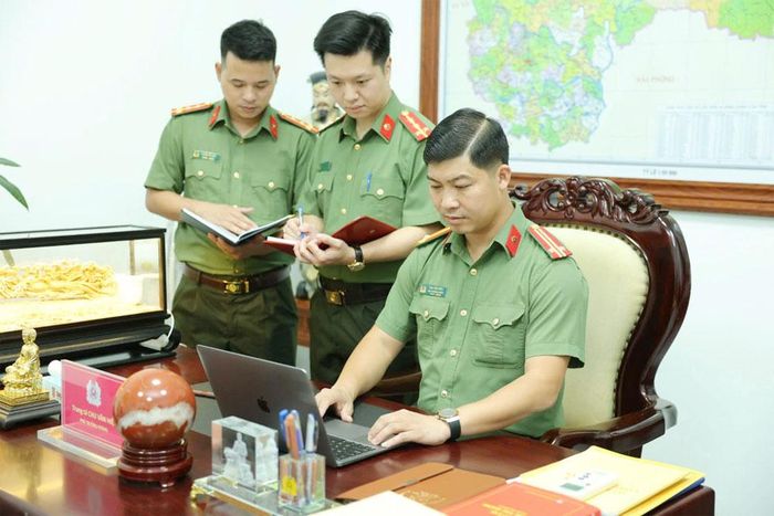 Trung tá Chu Văn Hiệu (ngồi) chia sẻ kinh nghiệm nắm bắt tình hình an ninh mạng.