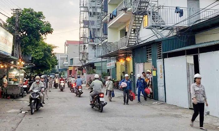 Nhịp sống sôi động ở tổ dân phố Quyết Tiến sau giờ công nhân tan ca.