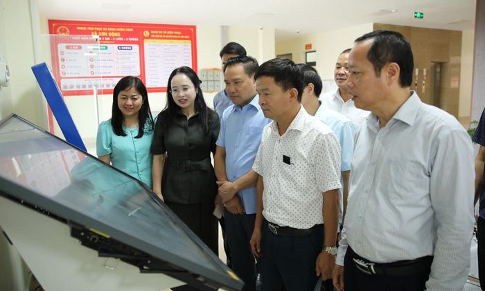 Đoàn giám sát tìm hiểu trang thiết bị công nghệ thông tin của xã Sơn Động.