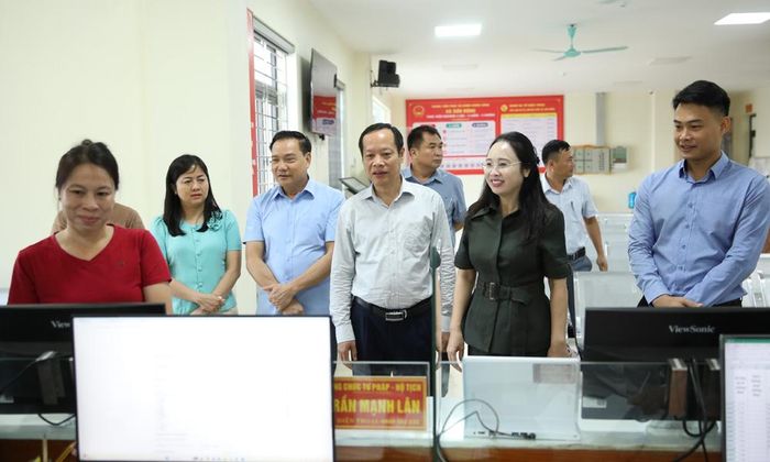Các đại biểu khảo sát tại Trung tâm Phục vụ hành chính công xã Sơn Động.