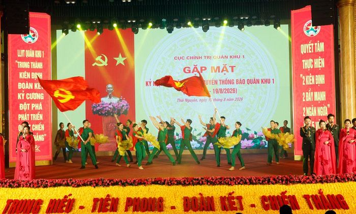 Tiết mục văn nghệ do Đoàn văn công Quân khu 1 biểu diễn. 