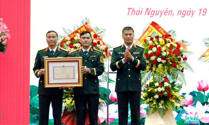  Thiếu tướng Trần Xuân Mạnh trao Bằng khen của Quân khu cho tập thể Báo Quân khu. 