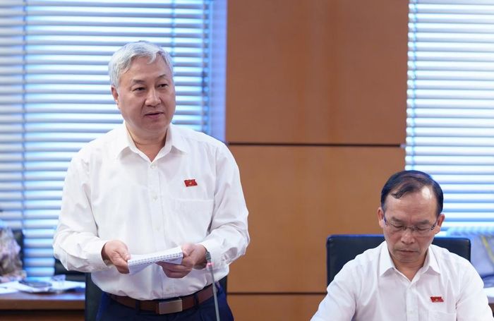  Đại biểu Trần Văn Lâm phát biểu thảo luận. 