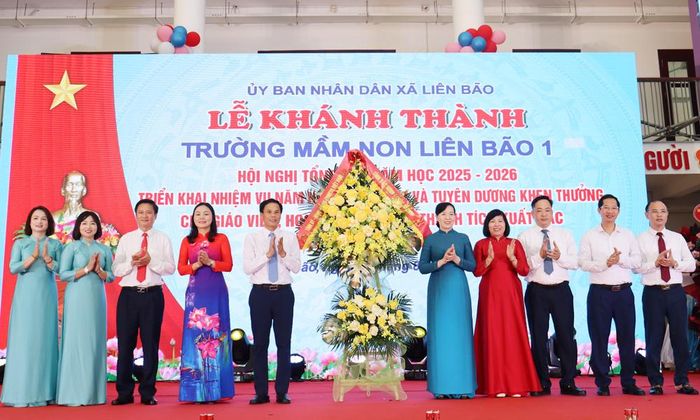 Đồng chí Nguyễn Thị Hà và các đại biểu tặng hoa chúc mừng.