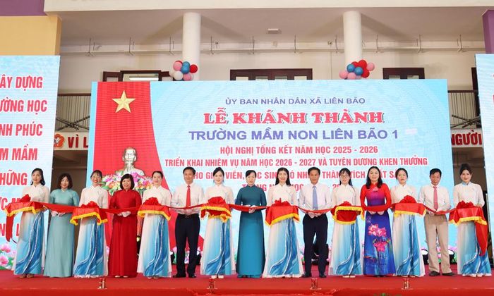 Đại biểu cắt băng khánh thành Trường Mầm non Liên Bão 1