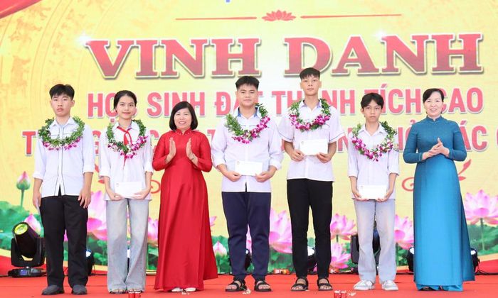 Đồng chí Nguyễn Thị Hà và lãnh đạo Sở Giáo dục - Đào tạo khen thưởng, vinh danh các học sinh đạt thành tích cao.