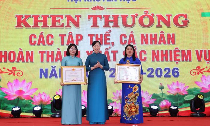 Đồng chí Nguyễn Thị Hà trao Bằng khen của UBND tỉnh cho Trường Mầm non Liên Bão 1 và Trường Trung học cơ sở Hiên Vân.