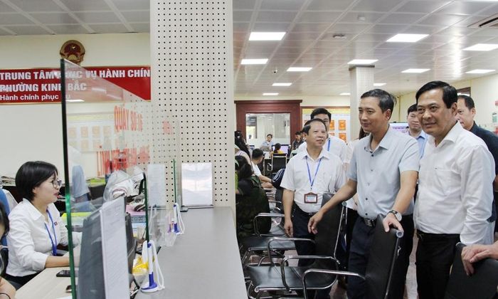 Đồng chí Nguyễn Việt Oanh cùng các đại biểu khảo sát thực tế tại Trung tâm Phục vụ Hành chính công phường Kinh Bắc.