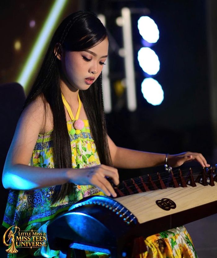  Thảo Mơ trình diễn năng khiếu đàn tranh. 