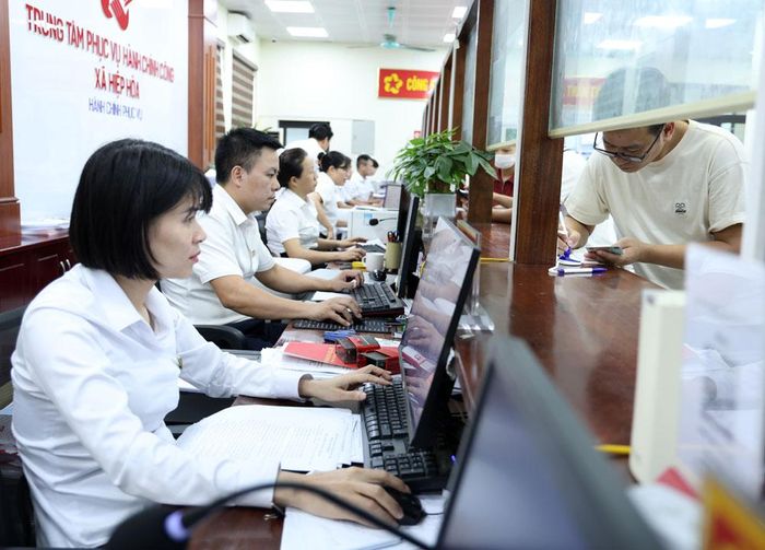 Cán bộ Trung tâm Phục vụ hành chính công xã Hiệp Hòa tiếp nhận hồ sơ thủ tục hành chính của công dân.