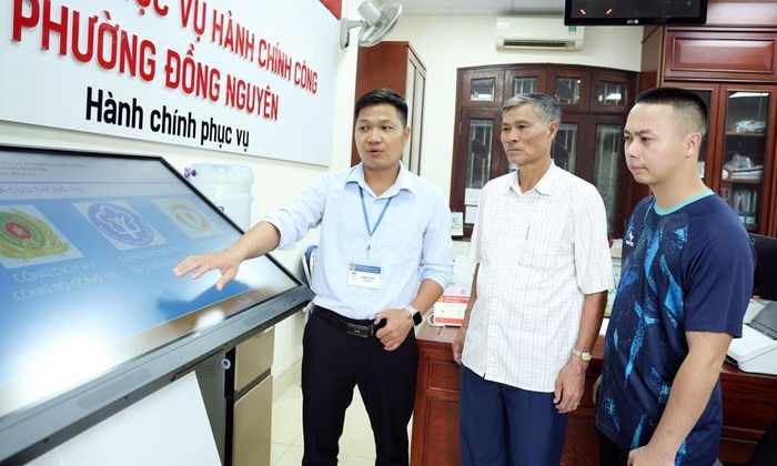 Cán bộ Trung tâm Phục vụ hành chính công phường Đồng Nguyên hướng dẫn người dân quy trình thực hiện thủ tục hành chính.