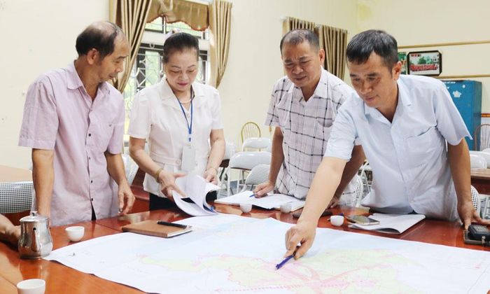 Đại diện cấp ủy cùng các đoàn thể tổ dân phố Neo (phường Yên Dũng) rà soát, triển khai nhiệm vụ tuyên truyền, lấy ý kiến Nhân dân vào các đề án phát triển của tỉnh.