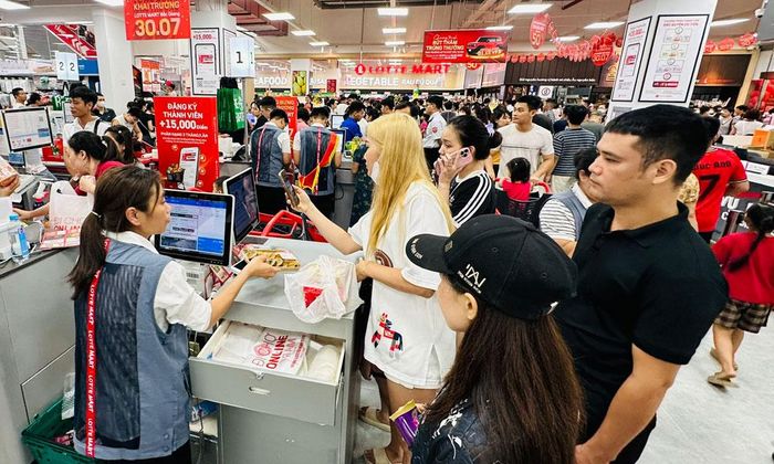 Người dân thực hiện thanh toán không dùng tiền mặt tại Siêu thị Lotte Mart Bắc Giang.