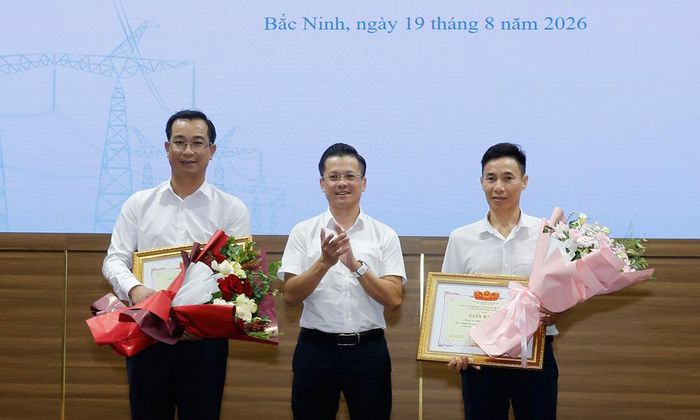  Đại diện Công ty Điện lực Bắc Ninh và thành phố Hải Phòng nhận Giấy khen của Tổng Giám đốc Công ty trách nhiệm hữu hạn một thành viên Vận hành hệ thống điện và thị trường điện Quốc gia. 