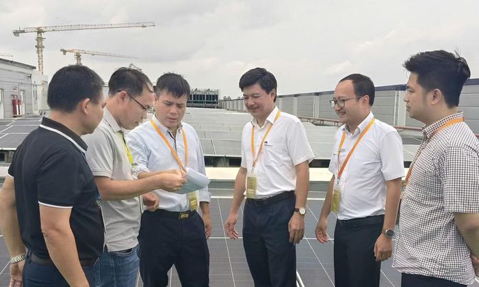  Đoàn công tác khảo sát việc lắp đặt, vận hành hệ thống điện mặt trời mái nhà tại Công ty trách nhiệm hữu hạn Precision Technology Component Fulian. 
