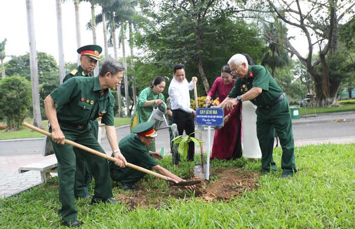  Các đại biểu cùng Hội Chiến sĩ cách mạng bị bắt tù đày tỉnh Bắc Ninh trồng cây lưu niệm tại Công viên Ngô Gia Tự (phường Bắc Giang). 