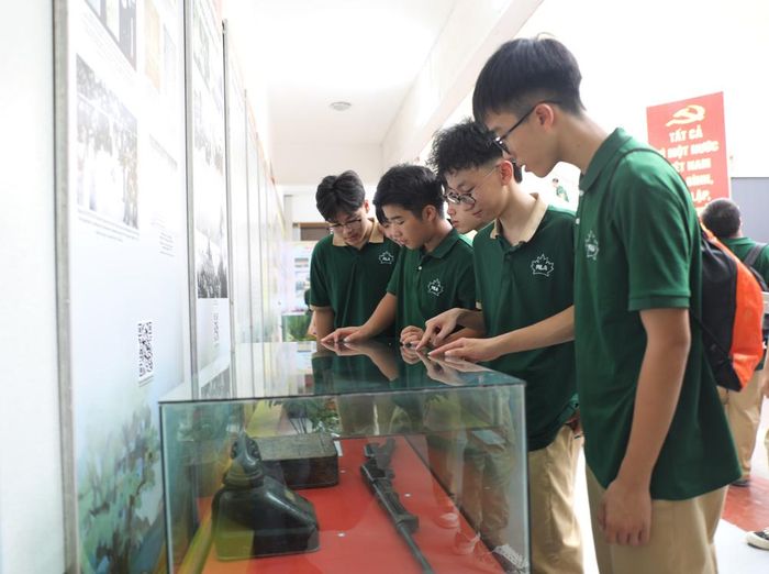  Các em học sinh tham quan khu trưng bày tại Bảo tàng Bắc Ninh số 1. 
