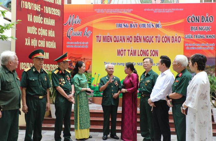  Các chiến sĩ cách mạng bị địch bắt tù đày ôn lại những năm tháng bị giam cầm ở Nhà tù Côn Đảo, chia sẻ những câu chuyện xúc động với các đại biểu. 