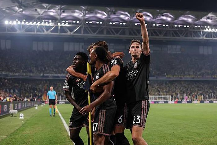 Louis Openda ghi bàn giúp Lyon vượt lên. Ảnh: Getty Images