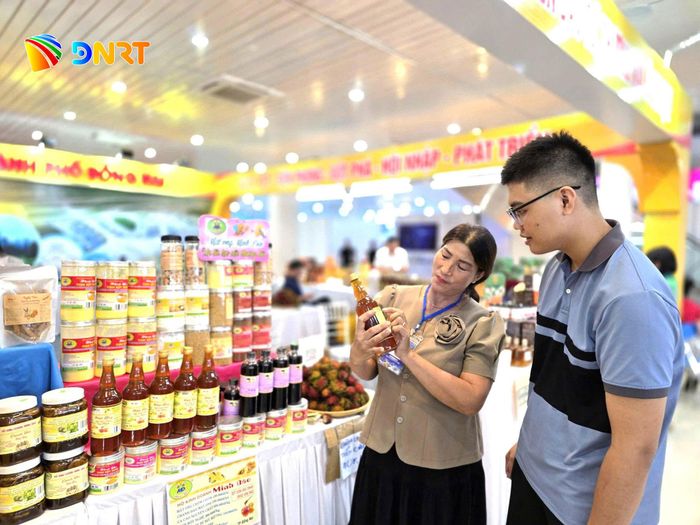 Khách tham quan tìm hiểu sản phẩm tại gian hàng Mật ong Minh Đào (Đồng Nai) ở Hội chợ EWEC - Đà Nẵng 2026. Ảnh: NAM BÌNH