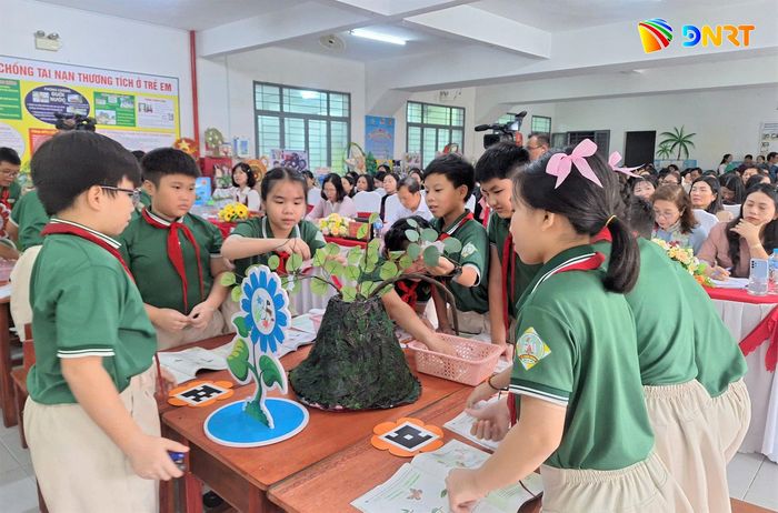 Học sinh Trường Tiểu học Lê Đình Chinh (phường Hòa Cường) trong một giờ học sinh hoạt chuyên đề về STEM. Ảnh: THU HÀ