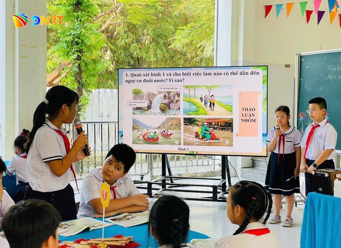 Sau hợp nhất, các trường có quy mô lớn hơn, tạo cơ hội nâng cao chuyên môn, nghiệp vụ. TRONG ẢNH: Một giờ học của học sinh Trường Tiểu học Võ Thị Sáu (phường Hải Châu). Ảnh: NHẬT HẠ