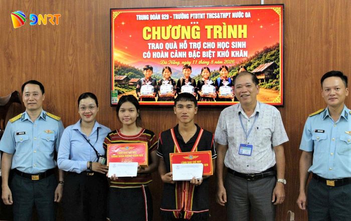 Trước thềm năm học mới, nhiều đơn vị dành sự quan tâm, tặng quà cho học sinh Trường Phổ thông dân tộc nội trú THCS và THPT Nước Oa (xã Trà My). Ảnh: CTV
