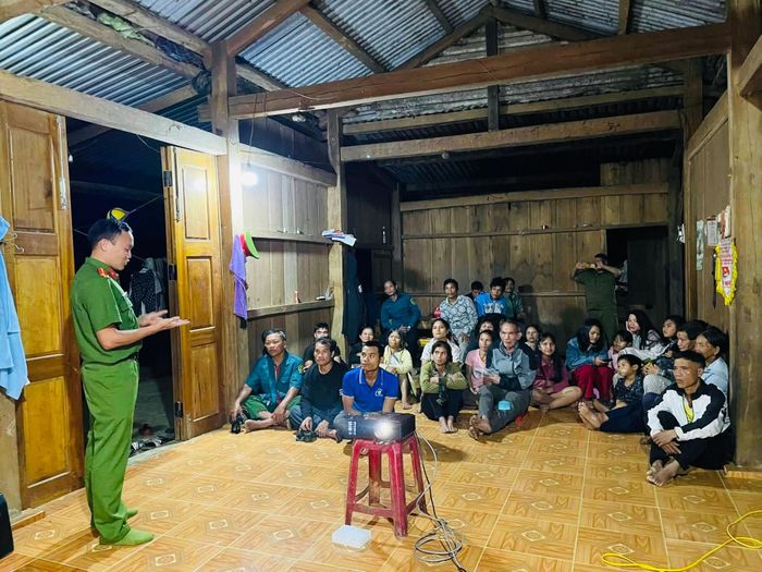 Cảnh sát khu vực bám địa bàn, gần gũi, nắm bắt tình hình an ninh, trật tự tại các thôn. Ảnh: Công an xã cung cấp