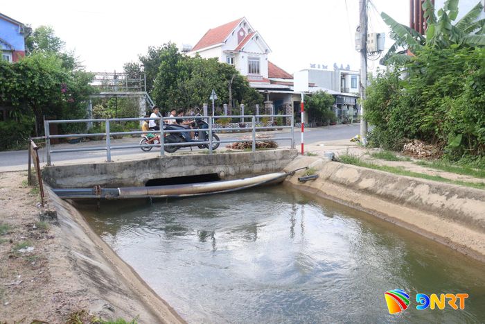 Các địa phương cần đưa các vị trí đầu tư hệ thống cấp nước sạch nông thôn sử dụng nguồn nước thô từ các hồ chứa, kênh dẫn nước thủy lợi vào quy hoạch để có cơ sở đề xuất đầu tư. Ảnh: HOÀNG HIỆP